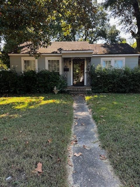 view of front facade with a front yard