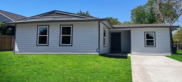 view of front of property featuring a front yard