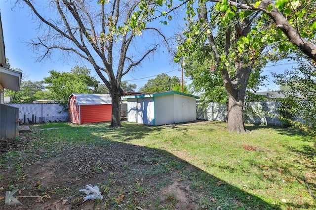 view of yard featuring a storage unit