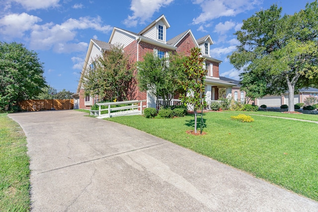 view of front of property featuring a front lawn