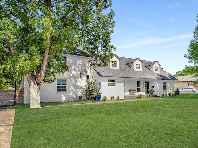 view of front of property featuring a front lawn