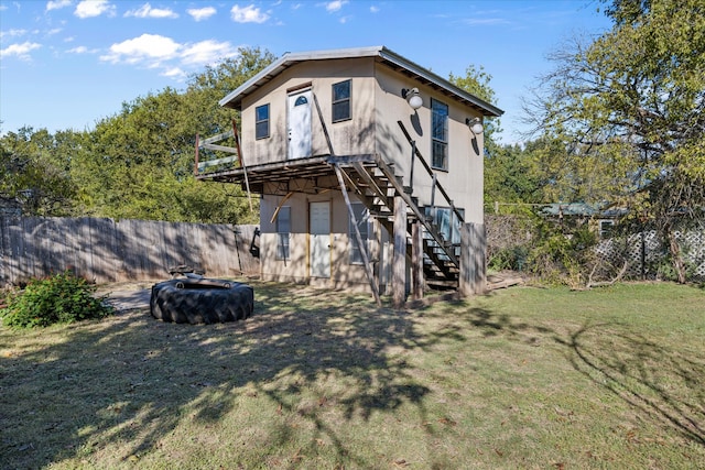 back of house featuring a lawn