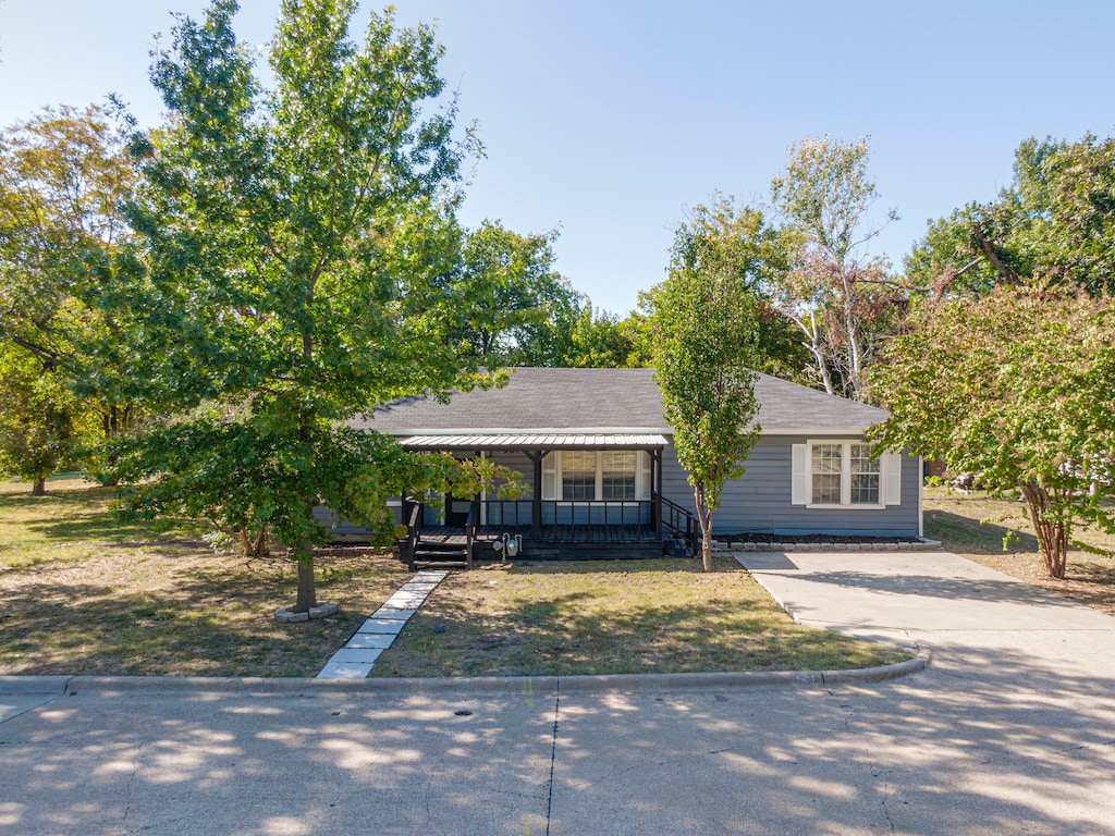 view of front of home with a porch and a front lawn