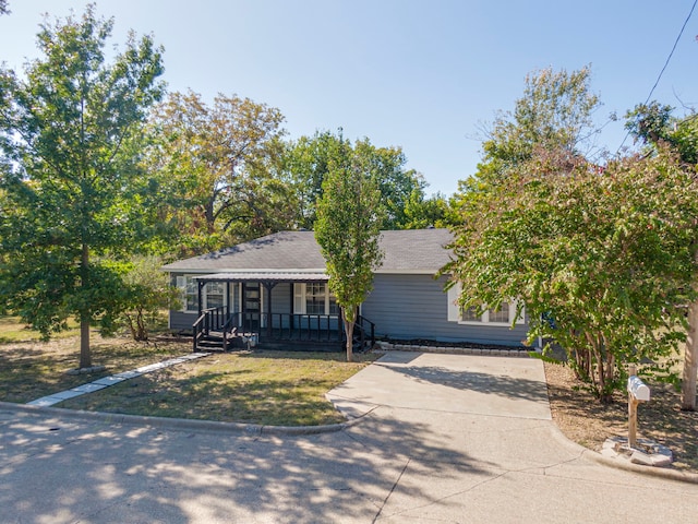 view of front facade featuring a front lawn and a porch