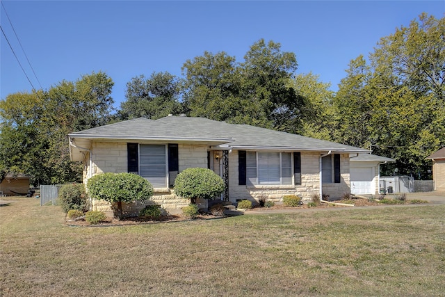 view of front of property featuring a front lawn