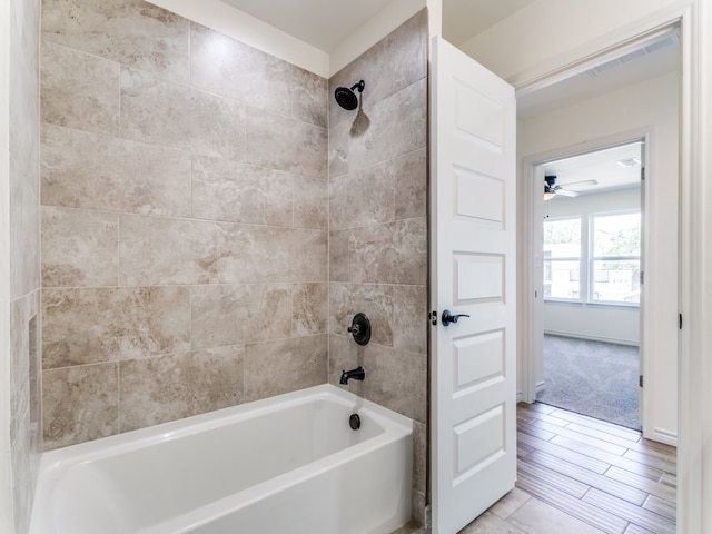 bathroom featuring tiled shower / bath and ceiling fan