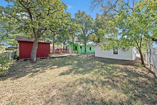 view of yard featuring a storage shed