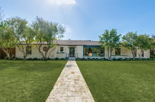 view of front facade featuring a front yard