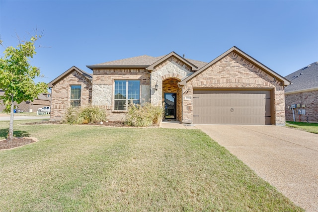 view of front of house featuring a front lawn and a garage