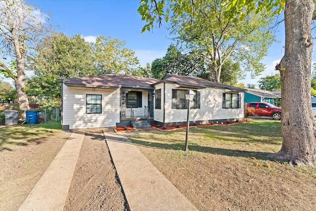 single story home with a front lawn