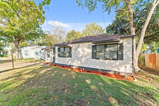 view of front of house featuring a front yard