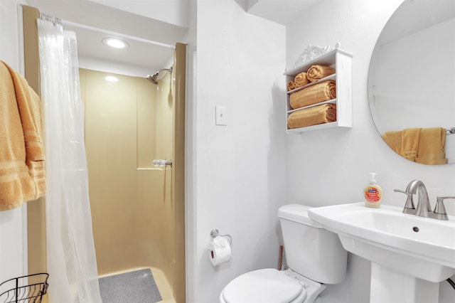 bathroom with toilet, a shower with curtain, and sink