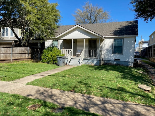 view of front of property featuring a front yard and a porch