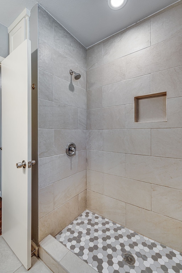 bathroom featuring tiled shower