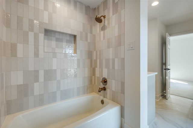 bathroom with tiled shower / bath combo