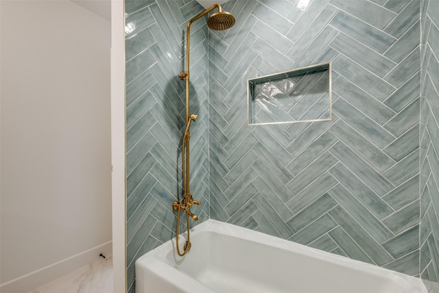 bathroom with tiled shower / bath