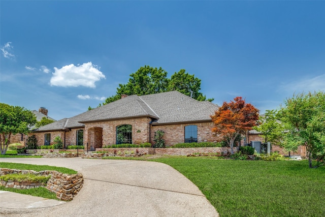 view of front of property featuring a front lawn