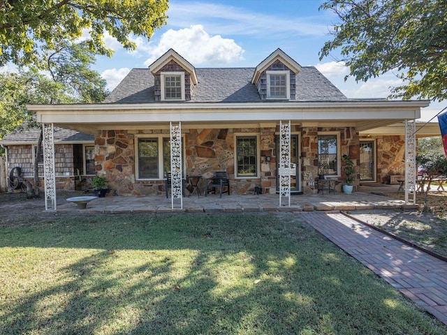 view of front of property featuring a front yard