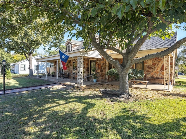 view of front of house featuring a front lawn