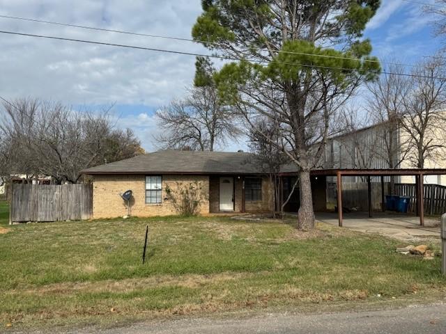 view of front of home featuring a front yard and a carport