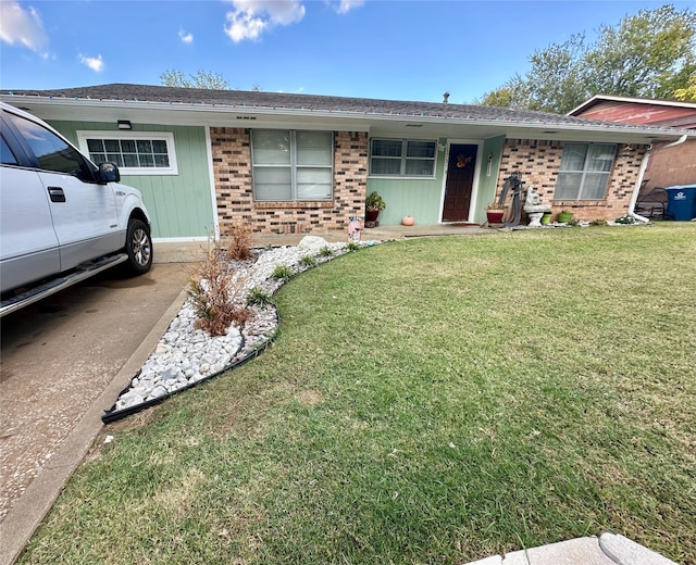 ranch-style home featuring a front yard