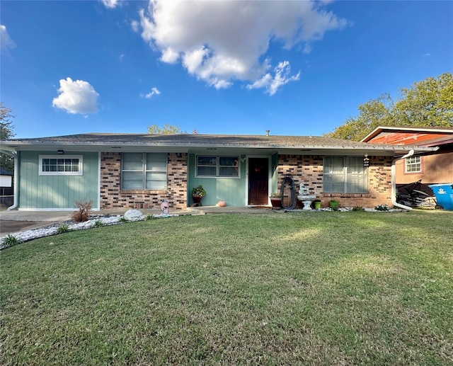 single story home featuring a front lawn