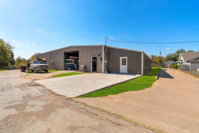 single story home with a front lawn