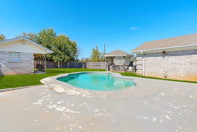 view of pool featuring a lawn