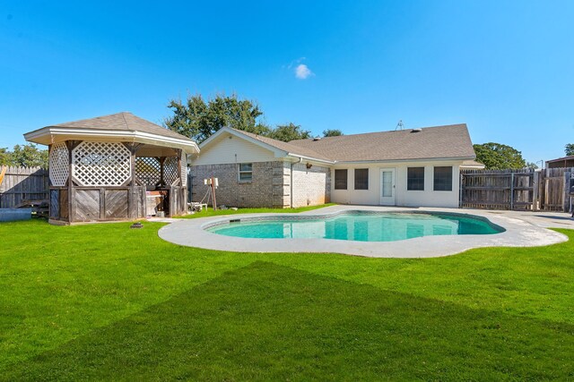 view of yard featuring a fenced in pool