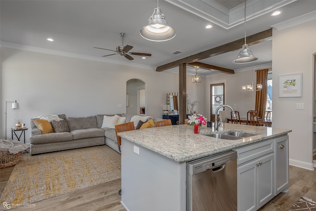 kitchen with dishwasher, decorative light fixtures, light wood-type flooring, and an island with sink