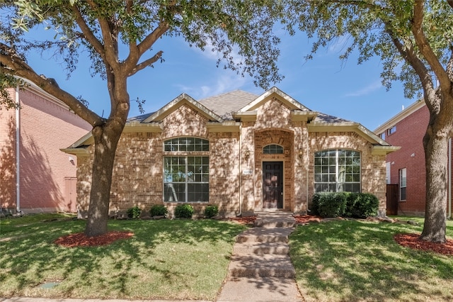 ranch-style home featuring a front lawn