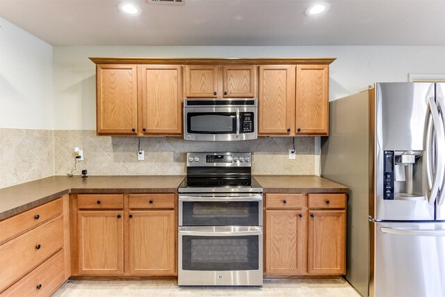 kitchen with sink, hanging light fixtures, stainless steel appliances, a notable chandelier, and decorative backsplash