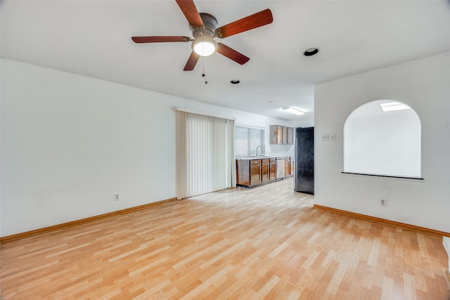 spare room with sink, light hardwood / wood-style flooring, and ceiling fan