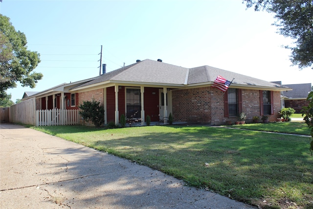 ranch-style home featuring a front lawn