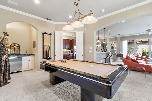 recreation room with recessed lighting, visible vents, ornamental molding, light carpet, and wet bar