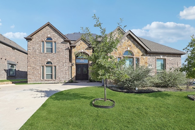 view of front of home featuring a front lawn