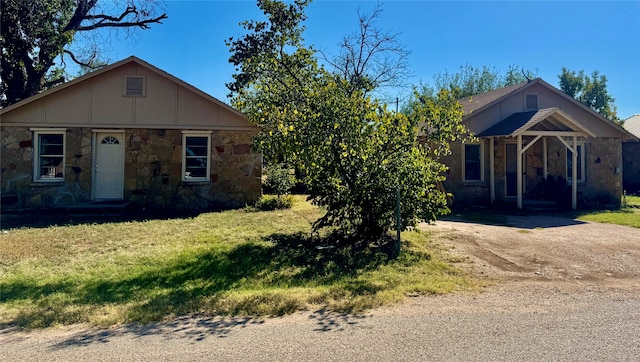 view of front of house with a front lawn