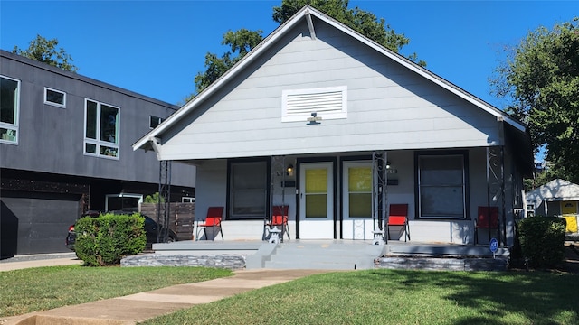 view of front of house featuring a front yard