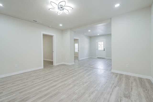 unfurnished room featuring a textured ceiling, light hardwood / wood-style floors, and ceiling fan