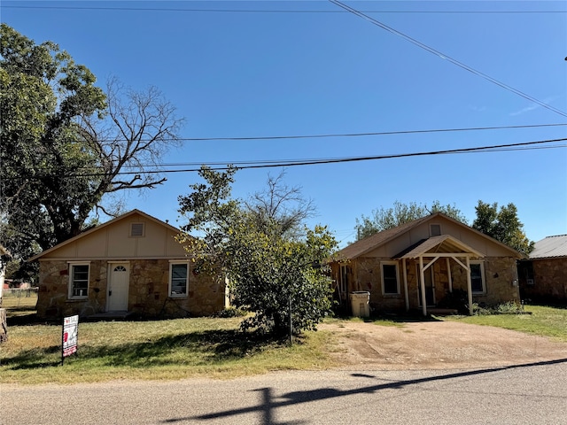 view of front of property with a front yard