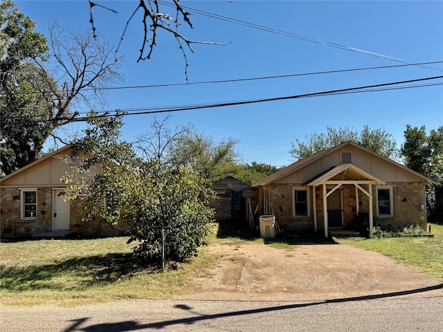 single story home with a front yard