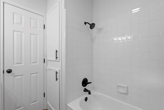 bathroom featuring tiled shower / bath