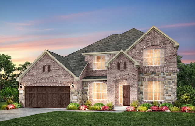 view of front of house featuring a yard and a garage