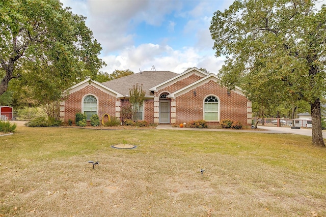 ranch-style house featuring a front yard