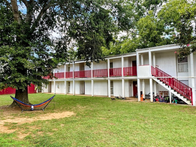 back of house featuring a yard