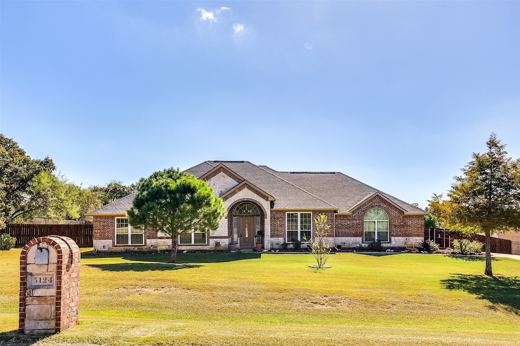 view of front of property featuring a front yard