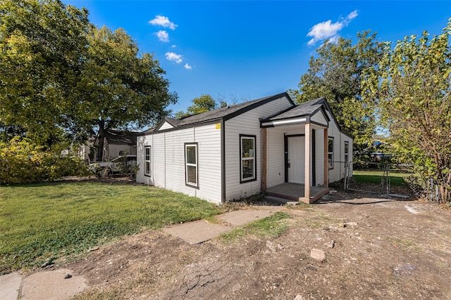 view of front of property featuring a front yard