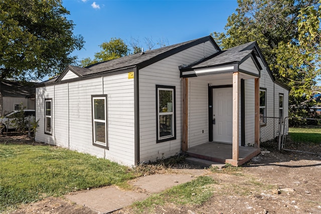 view of front of house with a front lawn