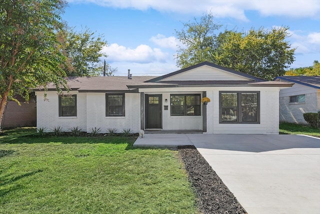 ranch-style home with a front yard