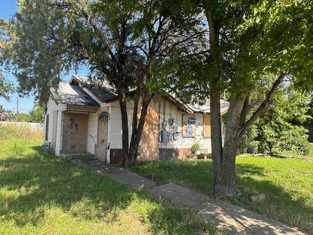 view of front of house featuring a front lawn